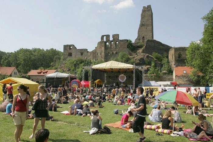 Pod hradem Okoř probíhá jeden z nejoblíbenějších hudebních festivalů.
