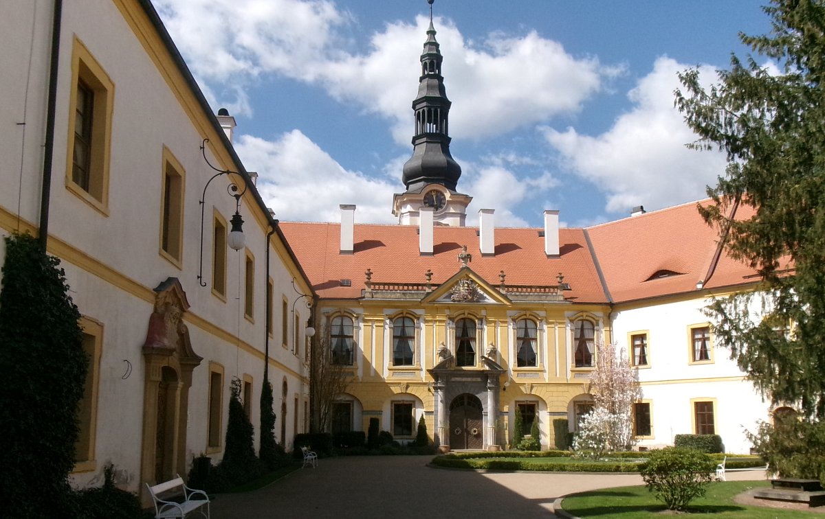 Hradní nádvoří