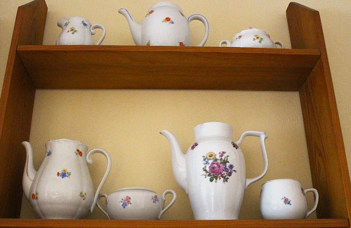 Čím se baví senioři? Třeba tím, že sbírají hrníčky, konvičky a cukřenky