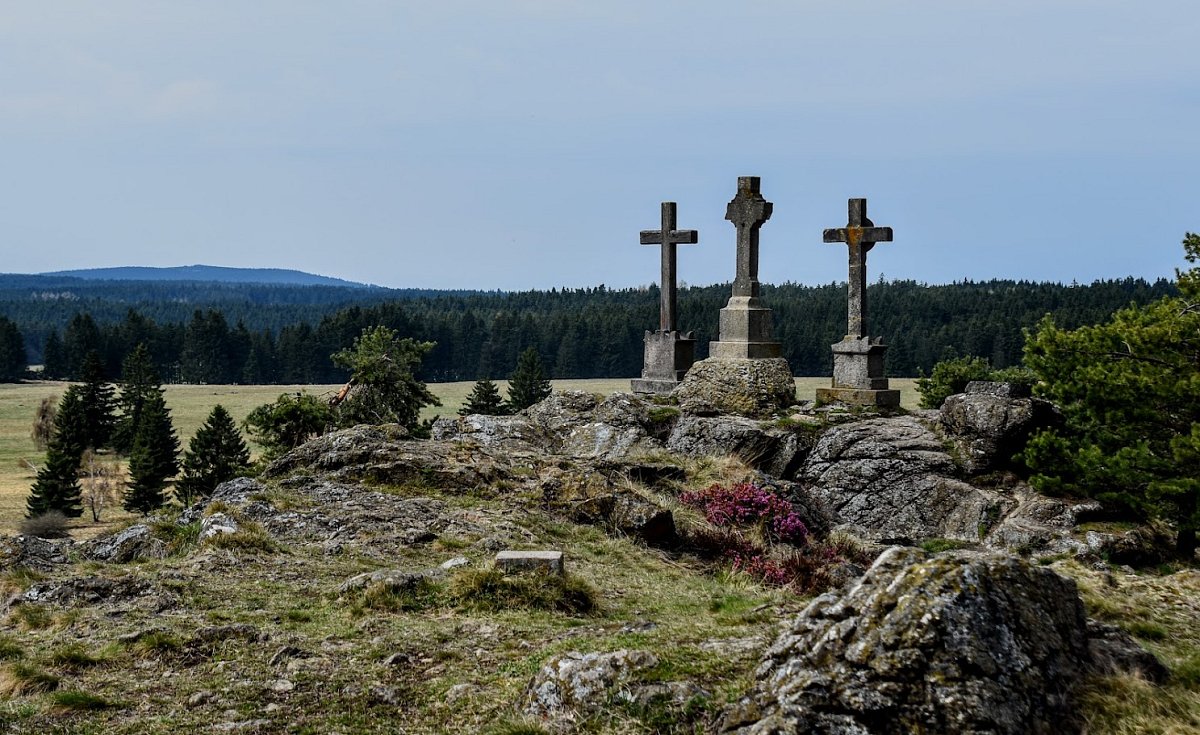 Tři Křížky na skále a vřesovec
