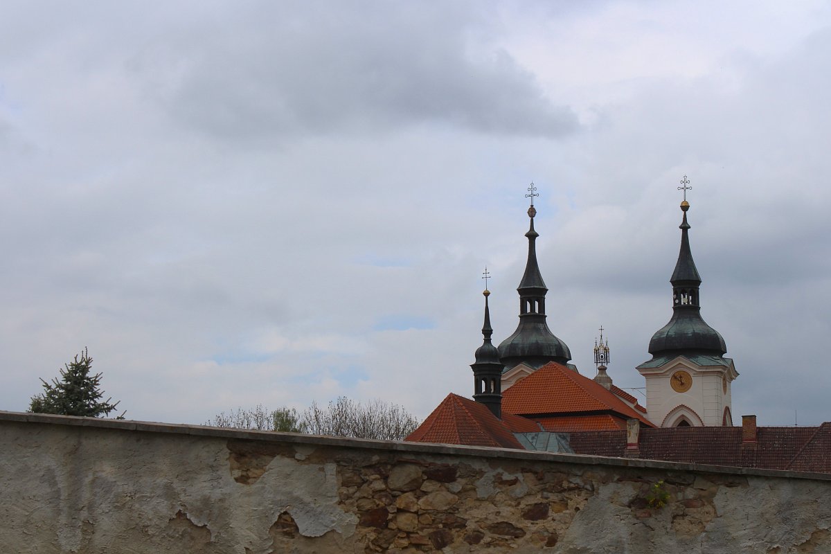Pokračujeme po červené okolo hřbitova