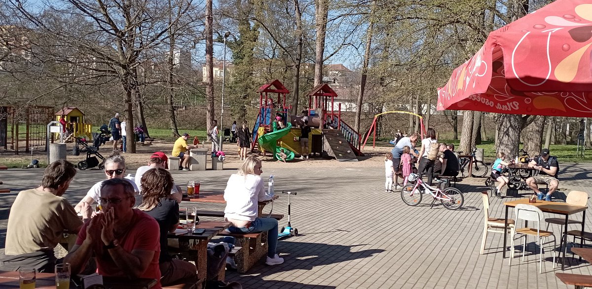 Odpočinek v hospůdce na Střeleckém ostrově. *