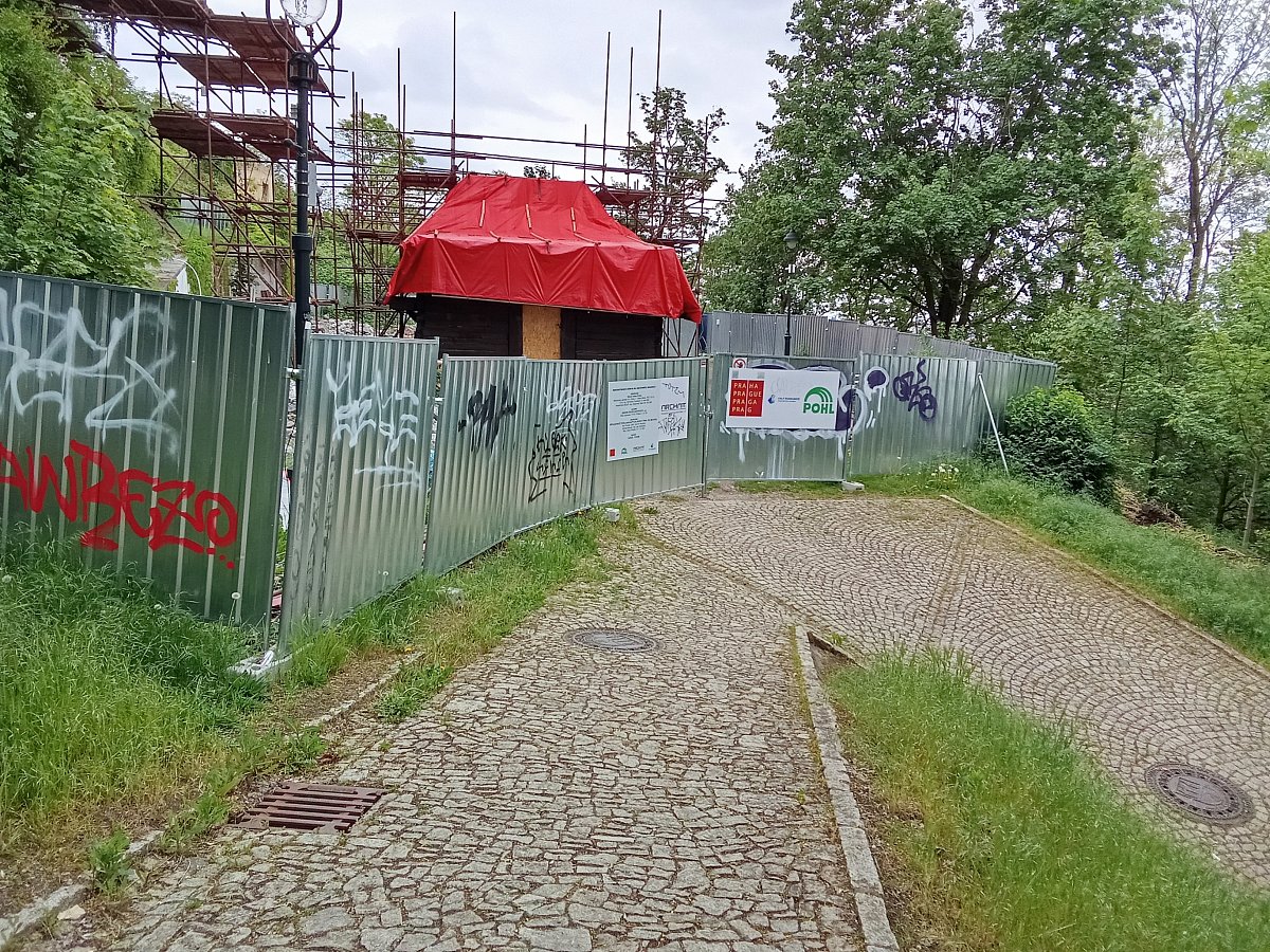 Opravuje se spálený kostelík s. Michaela na Petříně*