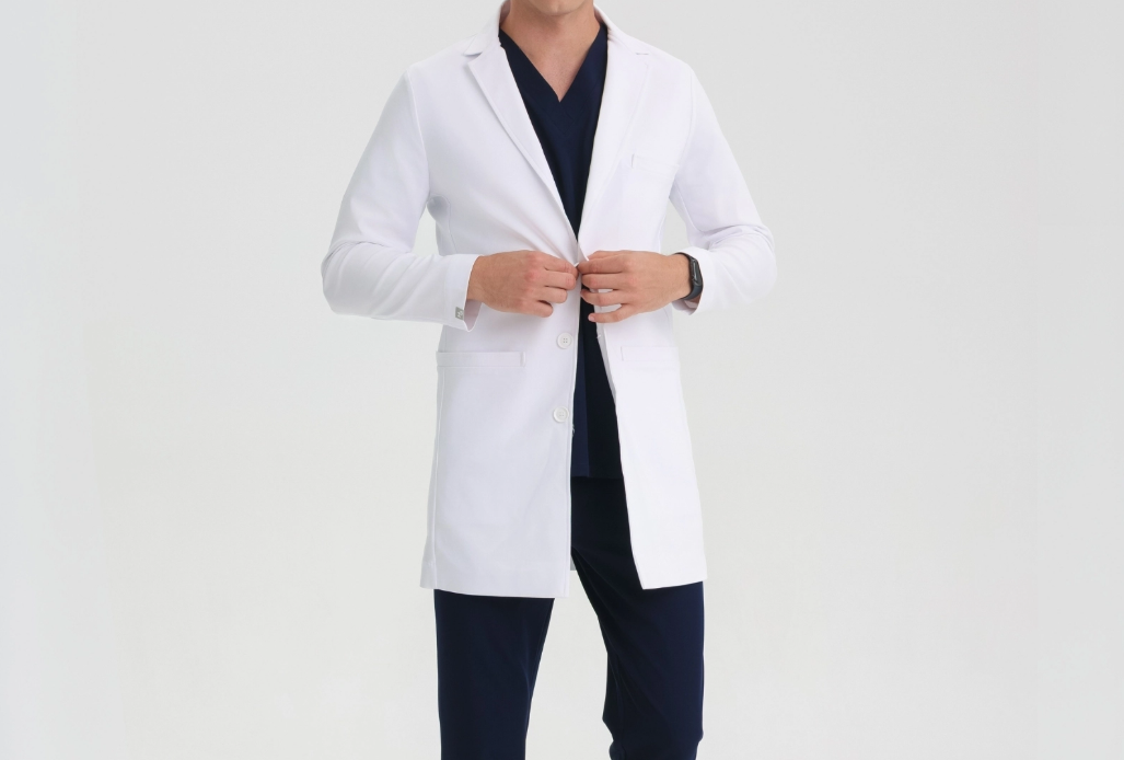 Profesní vzhled bez obětování pohodlí – jak dobře zvolený zdravotnický oděv mění každodenní práci