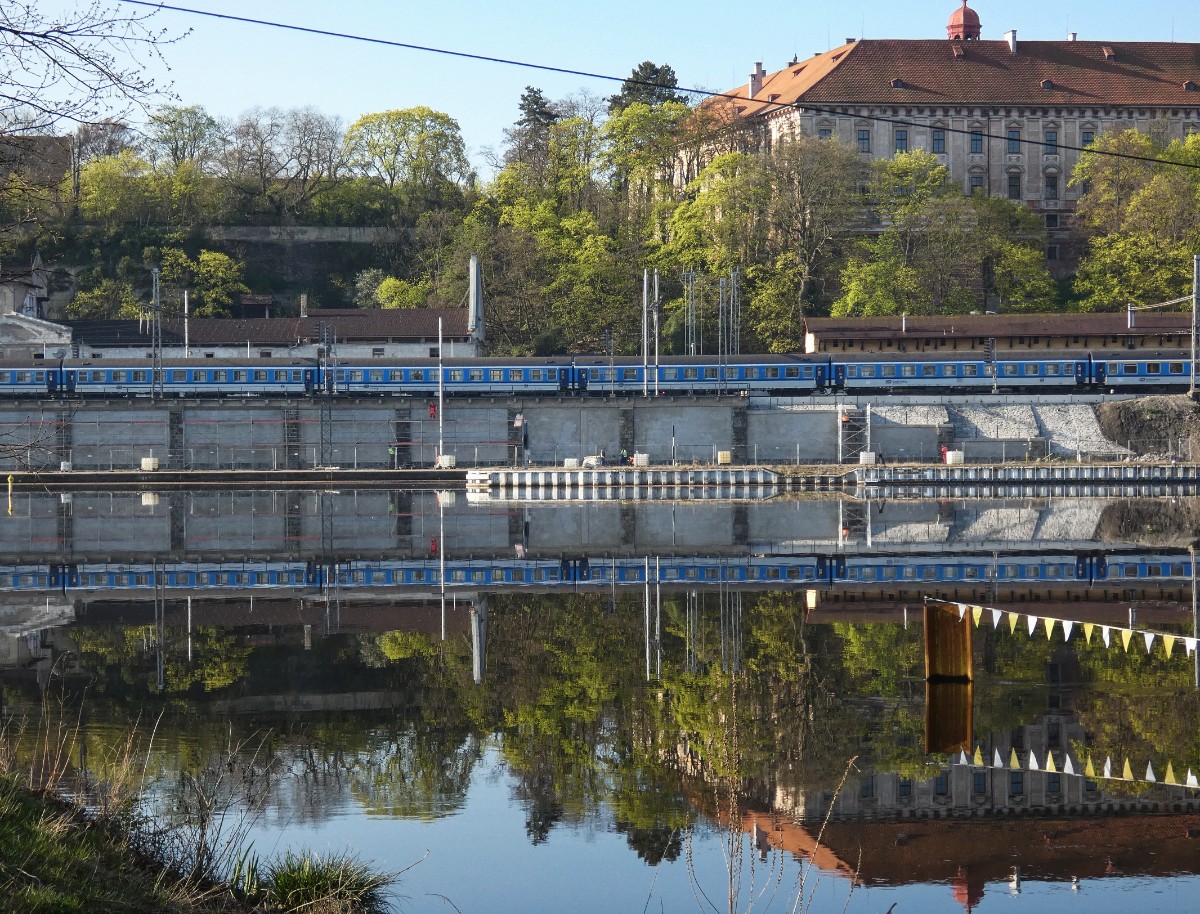p1490986-vlak-v-labi.jpg