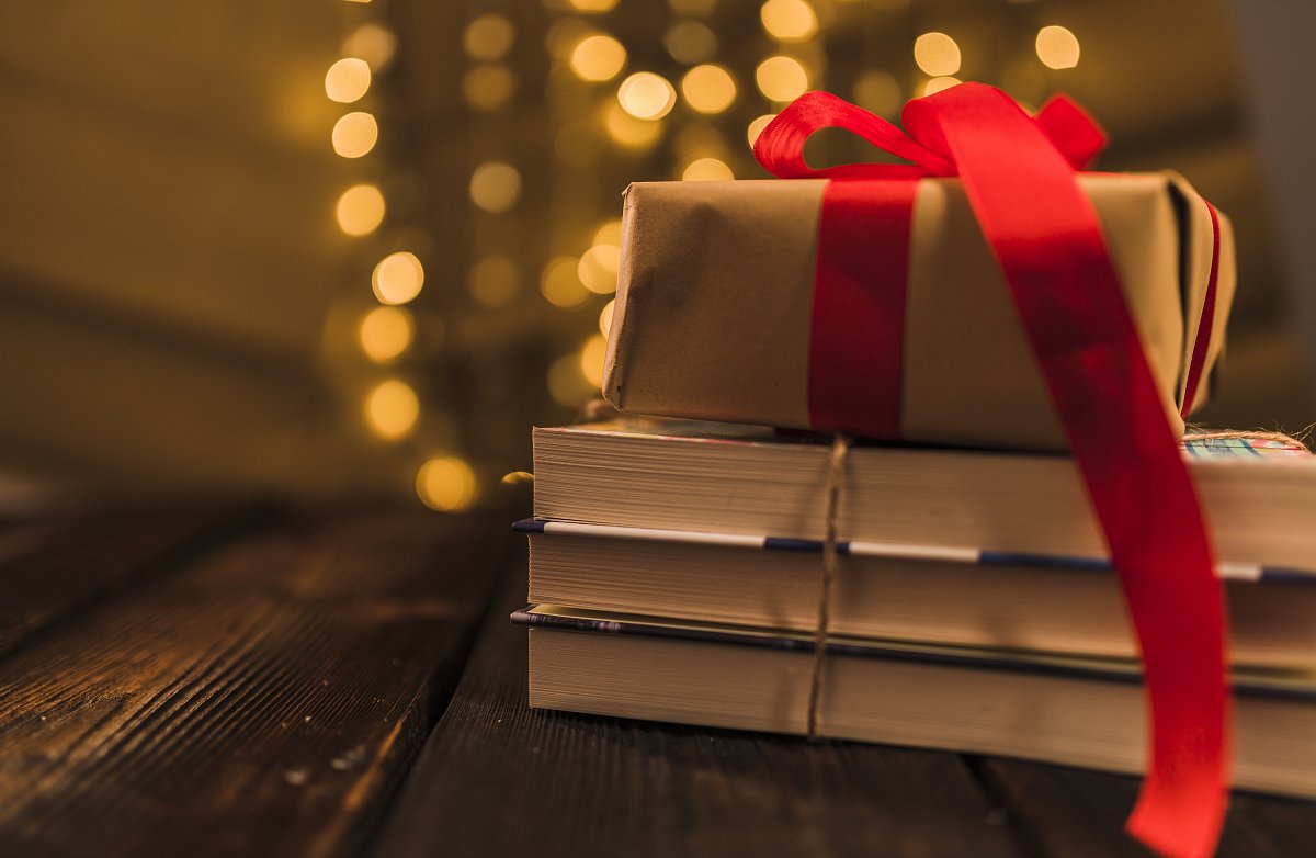 Jaké knihy pořídit pod vánoční stromeček? Tady jsou naše tipy
