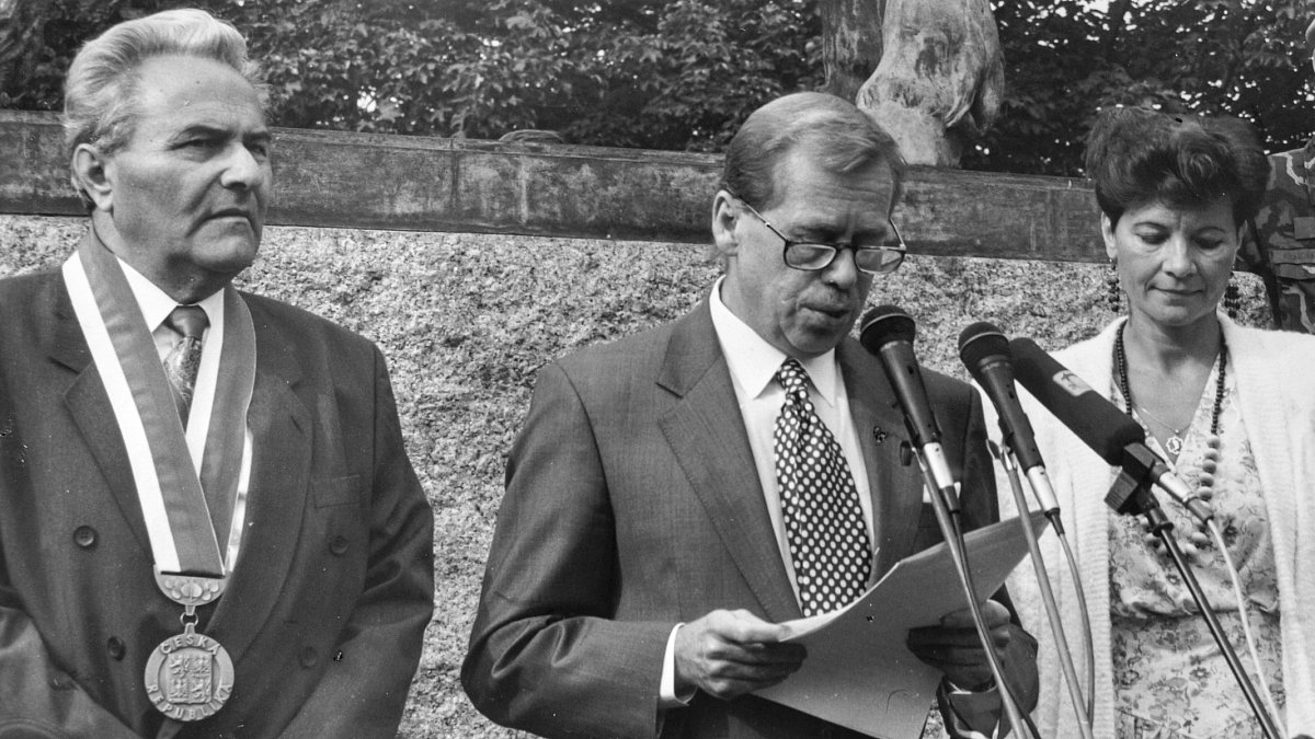 Věčný souboj pravdy a lásky se lží a nenávistí