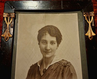 Anna koncem roku 1919. Stará rodinná fotografie v originálním rámečku.