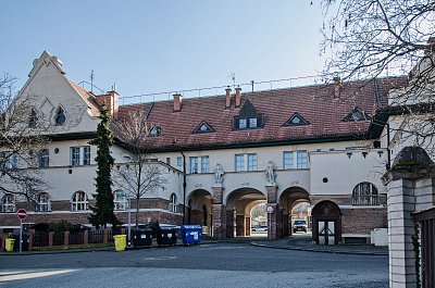 07 Ústřední budova - pohled ze Spojovací ulice.