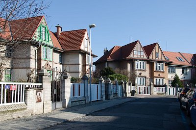 16 Lomená.